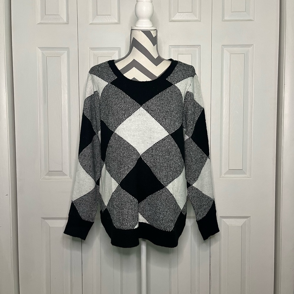 ❗️Closet Clear Out❗️Maurices Black and White Striped Sweater